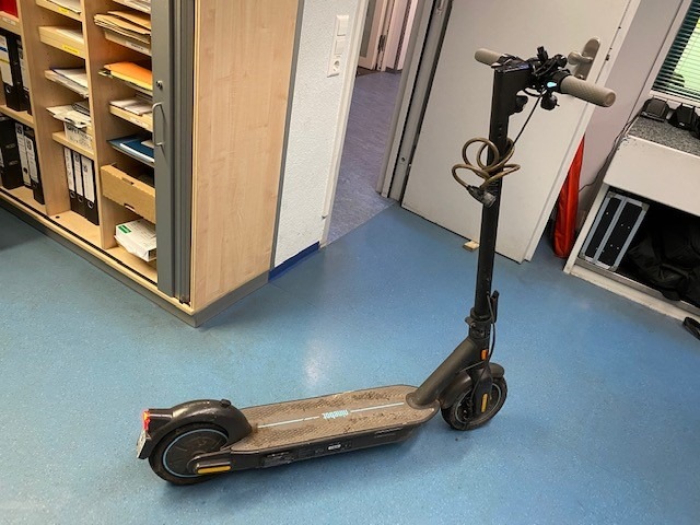 POL-PDKL: Mit dem E-Scooter auf der Autobahn unterwegs......