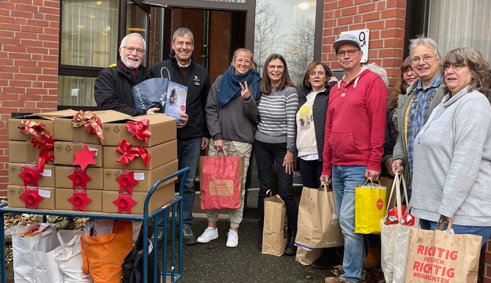 Mitarbeiter spenden über 90 Kilo Lebensmittel für Nettetaler Tafel