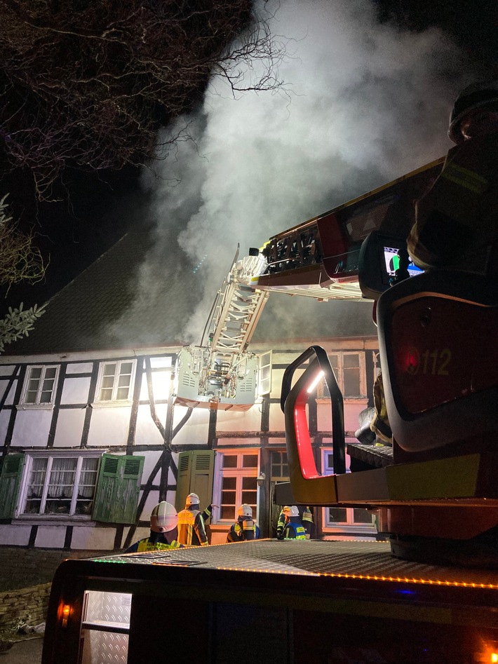 FW-EN: 50 Einsatzkräfte bekämpfen Brand eines Fachwerkhauses - Hattinger Feuerwehr mehr als 10 Stunden im Einsatz