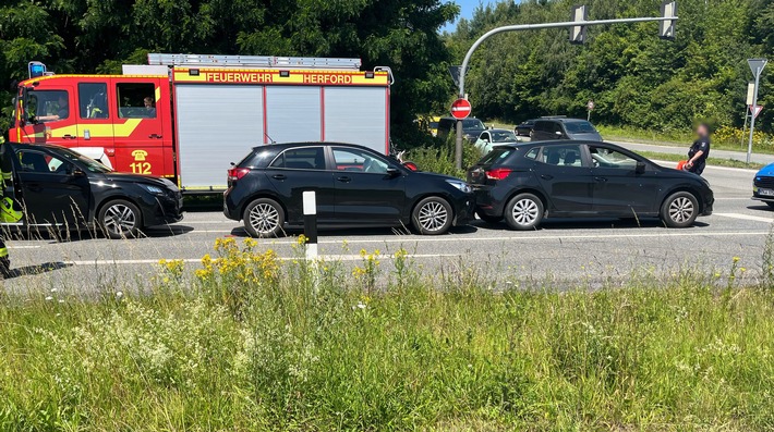 POL-HF: Auffahrunfall - Drei Personen leicht verletzt