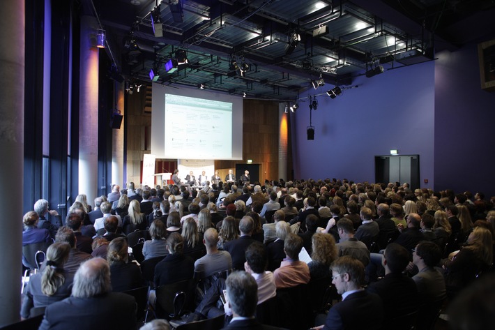 media coffee in Köln: "Expedition ins Ungewisse - Welche neue Medienwelt entdecken Verlage, Web und Social Media?" - dpa-Tochter news aktuell lädt zur Podiumsdiskussion ein (mit Bild)