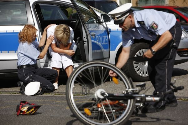 POL-REK: 170622-4 : Radfahrer schwer verletzt- Wesseling
