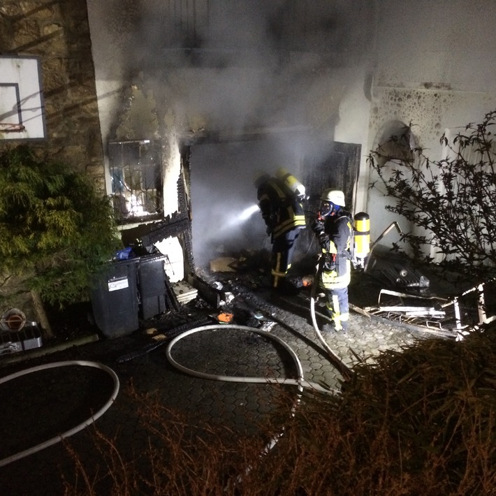 FW-Stolberg: Fünf Verletzte und hoher Sachschaden bei Wohnungsbrand