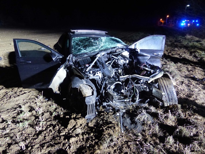 POL-KS: Zerstörten Mercedes AMG auf Feld zurückgelassen: Polizei sucht Zeugen nach Unfallflucht in Lohfelden