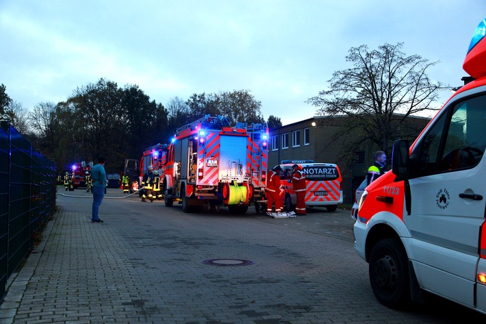 FW-E: Feuer in Flüchtlingsunterkunft an der Grimbergstraße, eine Person brandverletzt