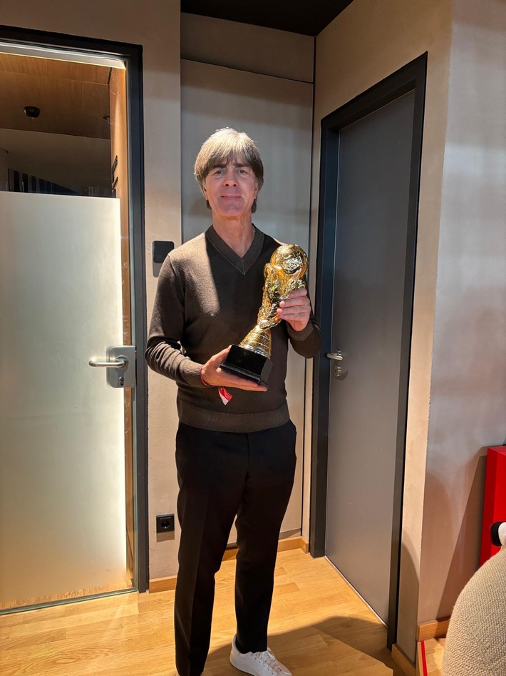 Jogi Löws Unterschrift ist 17.000EUR wert! / WM-Schatz von Jogi Löw sorgt für Auktions-Knaller bei United Charity