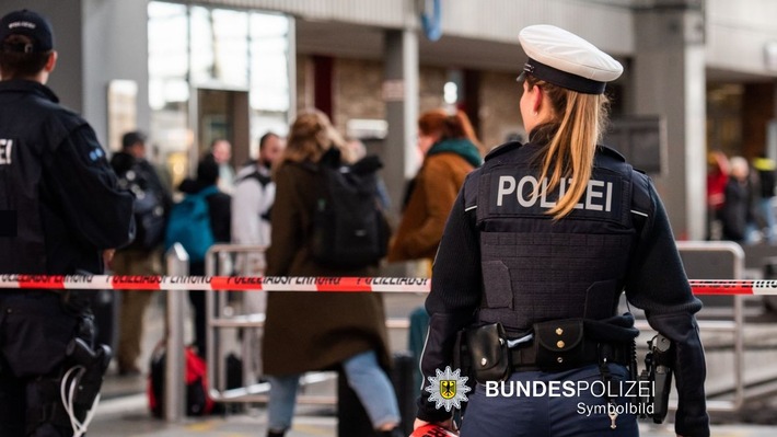 Bundespolizeidirektion München: Spezialdienste kontrollieren abgestellten Koffer / Bundespolizei-Einsatz während Medienpräsentation des neuen Railjets