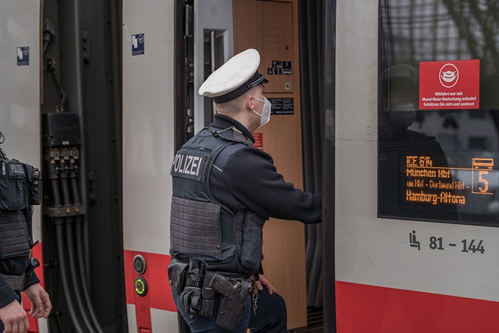 BPOL NRW: Im Schnellzug randaliert, mit abgebrochener Glasflasche bedroht: Bundespolizei nimmt Angreifer fest