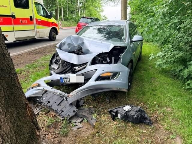 POL-STD: Mit Auto frontal gegen Baum geprallt - Fahrer leicht verletzt