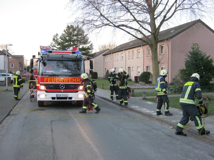 FW Dinslaken: PKW Brand, Wasserschaden und Rauchentwicklung in einer Mietwohnung