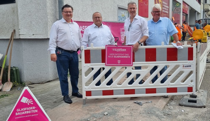 Pirmasens: Bürgermeister Michael Maas besucht Glasfaser-Baustelle der Telekom