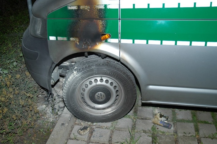 POL-GOE: (1077/2007) Unbekannte verüben Brandanschlag auf Funkstreifenwagen - 5.000 Euro Schaden