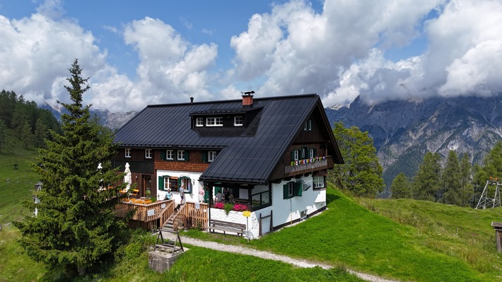 Klimaschutz in den Alpen: Solardach für eine denkmalgeschützte Berghütte in Österreich