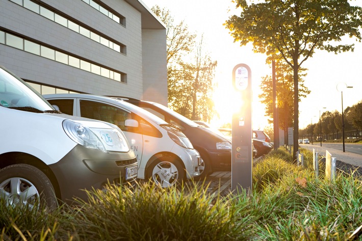 RWE Effizienz zeigt auf der eCarTec neue Ladelösungen für gewerbliche E-Flotten / Touch-Displays vereinfachen Eingabe von Nutzerdaten (BILD)