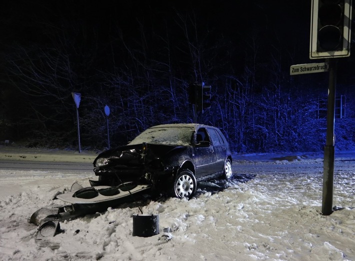 POL-ME: Alkohol am Steuer: Autofahrerin fährt gegen Ampel - Führerschein sichergestellt - 2601007