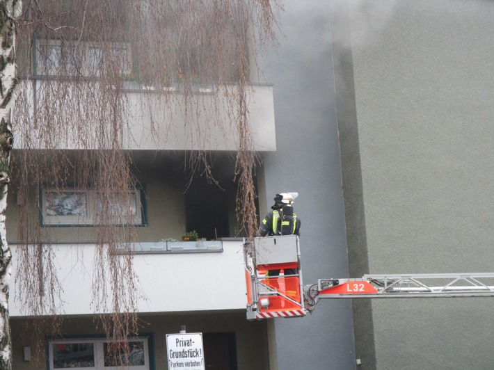 FW-BN: Zimmerbrand in Graurheindorf - Eine verletzte Personen durch Zimmerbrand