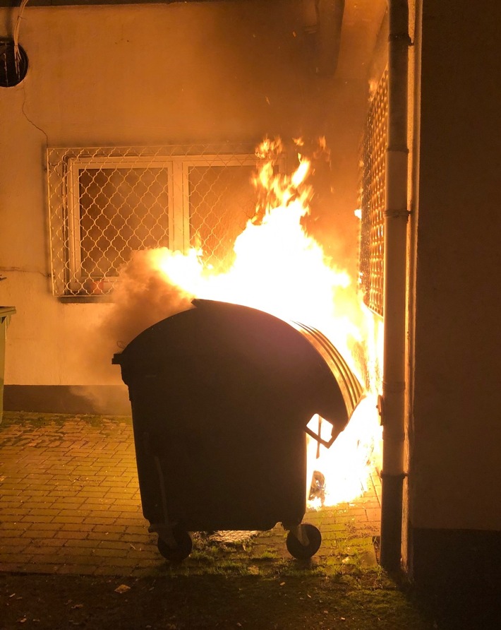 POL-HA: Zwei Müllbehälter in der Innenstadt in Brand gesetzt - Zeugen gesucht