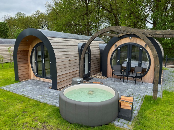 Die Caravanserei macht Wellness mobil / Urlaubsresort nahe Berlin erweitert Spa-Angebot und bietet private Whirlpools für Camper und Gäste des Tiny House-Hotels