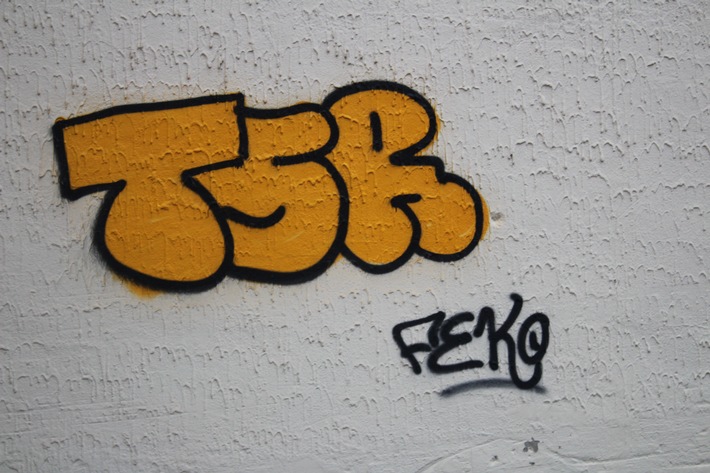 POL-PDKL: Wände mit Graffiti besprüht