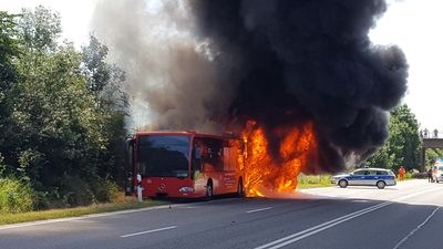 POL-PDKH: Vollbrand eines Gelenkbusses