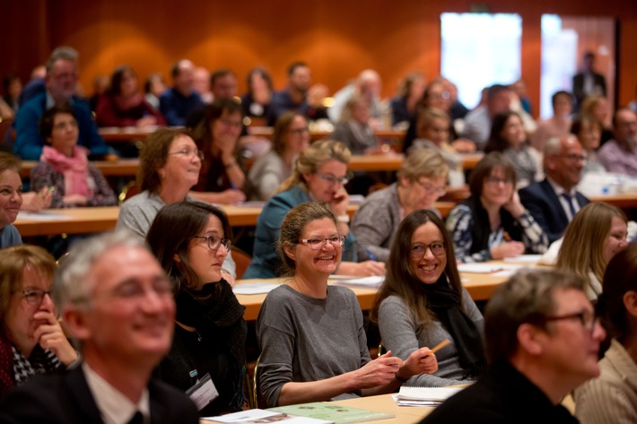 Chemische Industrie verleiht Auszeichnung &quot;Dialog Schule - Chemie&quot; an jugend-forscht-Organisatoren / Informieren, Mitmachen und Netzwerken: Chemie-Lehrerkongress für 250 Pädagogen