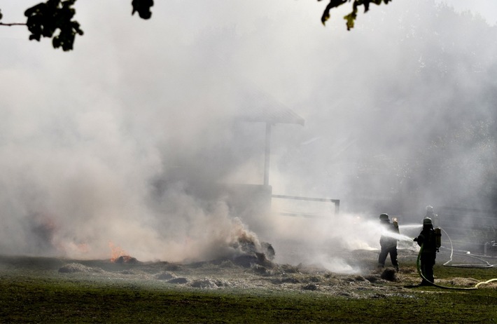 FW-Schermbeck: Scheunenbrand beschäftigte die Feuerwehr