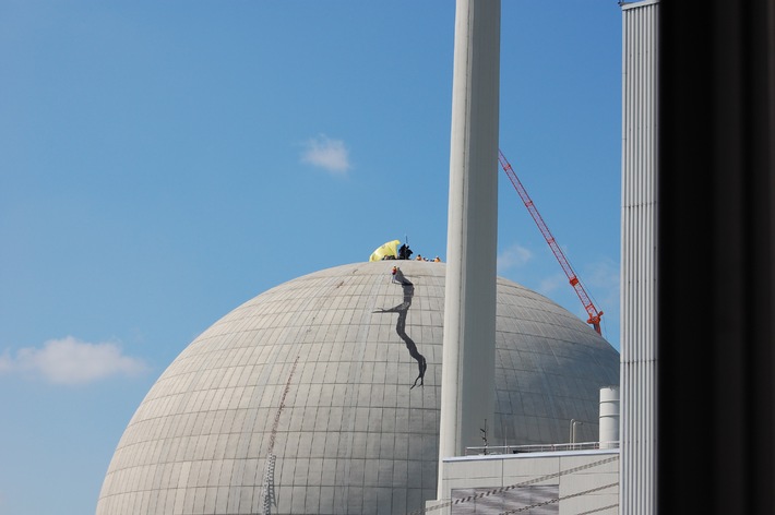 POL-CUX: Polizei beendet Aktion auf Reaktor-Kuppel + Kontrollierte Abseilaktion lief besonnen ab (Bildmaterial als Download)
