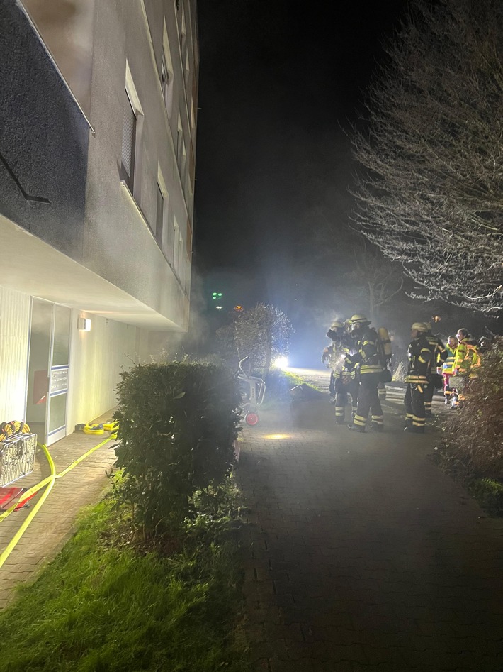 FW Pforzheim: Viele Einsätze in der Silvesternacht für die Feuerwehr Pforzheim - Steinwurf auf ein Einsatzfahrzeug