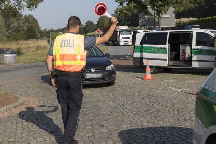 HZA-P: Ein Koffer voller Schmuggelzigaretten / Zoll wird bei Kontrollen auf der BAB 10 fündig