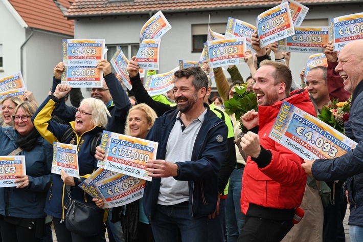 Postcode-Party im Zentrum von Nußloch: Glücksbote Felix Uhlig freut sich zusammen mit dutzenden Gewinner*innen über den Monatsgewinn der Deutschen Postcode Lotterie. / Weiterer Text über ots und www.presseportal.de/nr/41583 / Die Verwendung dieses Bildes für redaktionelle Zwecke ist unter Beachtung aller mitgeteilten Nutzungsbedingungen zulässig und dann auch honorarfrei. Veröffentlichung ausschließlich mit Bildrechte-Hinweis.
