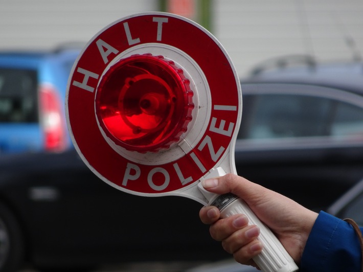 POL-STD: Polizei kontrolliert Auto- und Radfahrer auf Handybenutzung