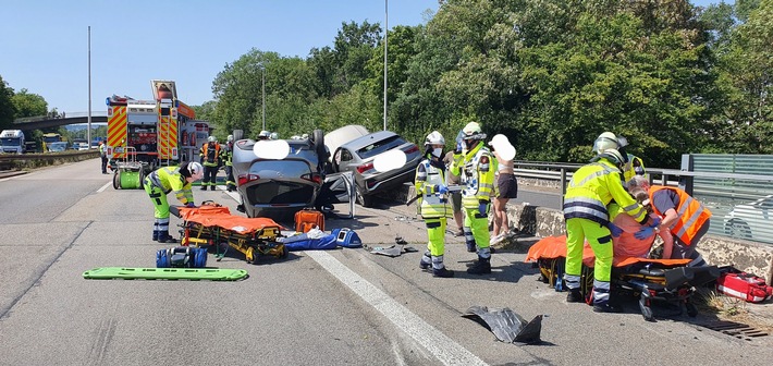 FW-BN: Schwerer Verkehrsunfall zwischen 3 PKW - 4 verletzte Personen