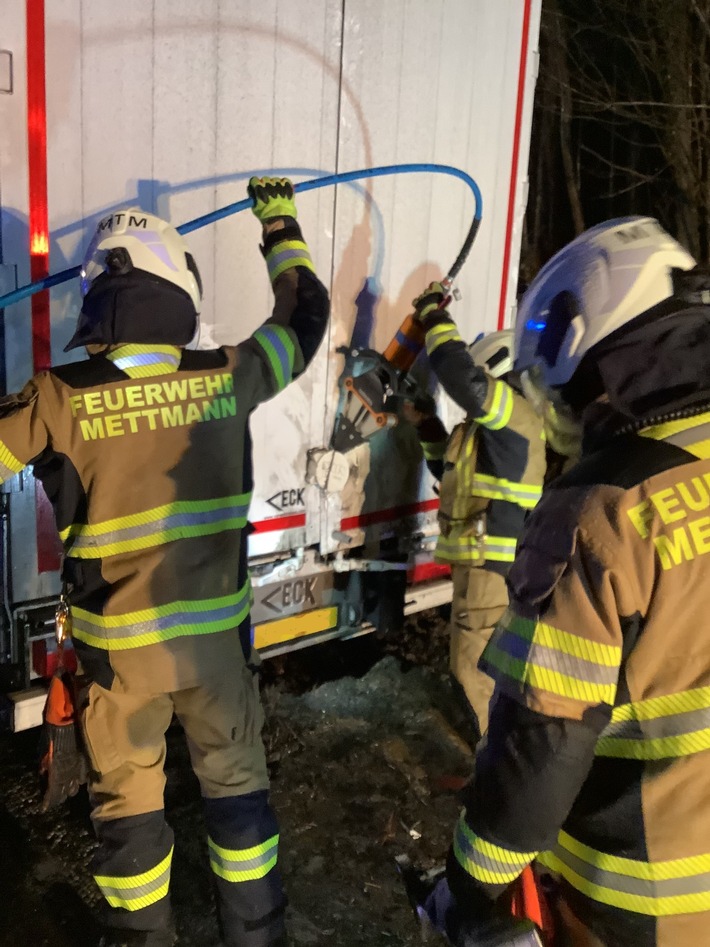 FW Mettmann: Schwerer LKW-Unfall auf der BAB 3 / Drei Personen verletzt