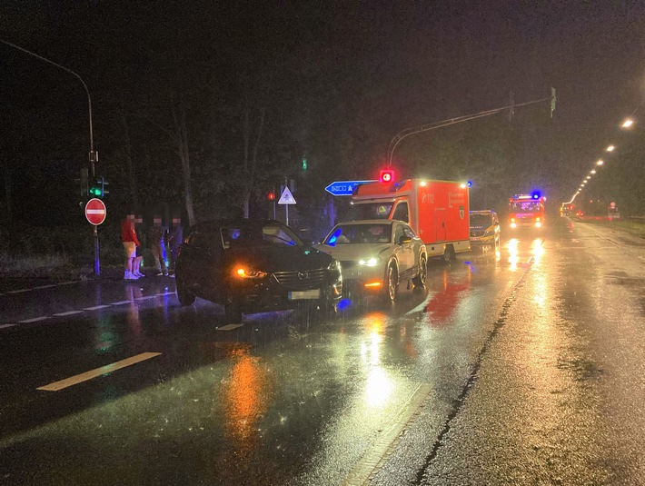 POL-ME: Zusammenstoß im Kreuzungsbereich - 18-Jährige leicht verletzt - Langenfeld - 2404049