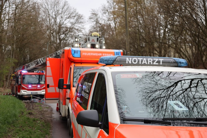 FW-E: Kanalarbeiter stürzt in einem Schacht rund einen Meter tief - Höhenrettung muss den Verletzten aus acht Metern Tiefe retten