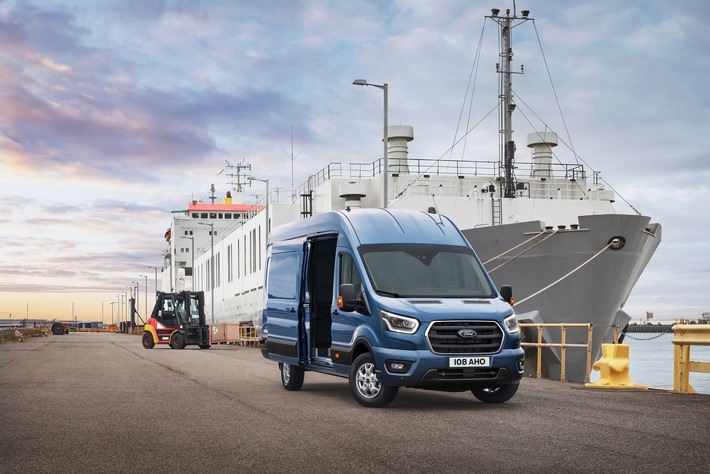 Ford hat den sparsamsten und leistungsfähigsten Transit in der mittlerweile über 60-jährigen Geschichte dieser Transporter-Ikone auf den Markt gebracht. Mehr als 4.600 überarbeitete und verbesserte Komponenten sowie optimierte Antriebssysteme und Fahrerassistenz-Technologien sorgen dafür, dass der neue Ford Transit, angesiedelt im Zwei-Tonnen-Nutzlast-Segment, noch mehr zuladen kann, noch weniger Kraftstoff verbraucht und sich noch leichter fahren und bedienen lässt. Für Spediteure, Logistik-Dienstleister oder Gewerbetreibende mit einem modernen Fuhrpark-Management ist er die erste Wahl. Weiterentwickelte Versionen des hochmodernen EcoBlue-Dieselmotors helfen mit ihrer um bis zu sieben Prozent höheren Kraftstoffeffizienz, die Einsatzkosten des neuen Ford Transit gegenüber dem Vorgängermodell spürbar zu senken. Eine weitere Verbrauchseinsparung um zusätzliche drei Prozent ermöglicht die EcoBlue 48-Volt-Mild Hybrid-Technologie, die der Ford Transit als erster Transporter in seinem Segment einführt. Weiterer Text über ots und www.presseportal.de/nr/6955 / Die Verwendung dieses Bildes ist für redaktionelle Zwecke honorarfrei. Veröffentlichung bitte unter Quellenangabe: "obs/Ford-Werke GmbH"