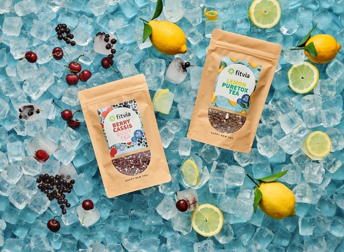 fitvia's Cold Brew Teas für den Sommer 2021: Berry Cassis Body Tea (links) und der Lemon Puretox Tea (rechts) / Weiterer Text über ots und www.presseportal.de/nr/154309 / Die Verwendung dieses Bildes ist für redaktionelle Zwecke unter Beachtung ggf. genannter Nutzungsbedingungen honorarfrei. Veröffentlichung bitte mit Bildrechte-Hinweis.