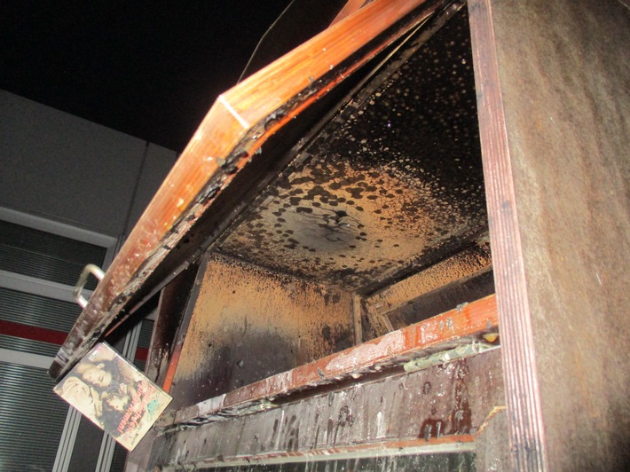 POL-HI: Bücherschrank durch Feuer beschädigt