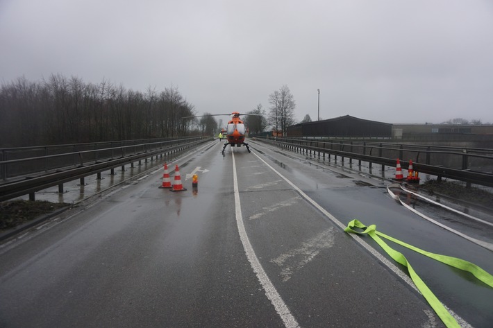 FW Ratingen: Schwerer Verkehrsunfall mit mehreren PKW und LKW
