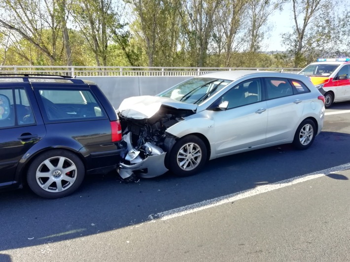 POL-VDMZ: Verkehrsunfall mit 3 beteiligten Fahrzeugen - Einstündige Vollsperrung der A643 - Schiersteiner Brücke Höhe Mainz - Mombach