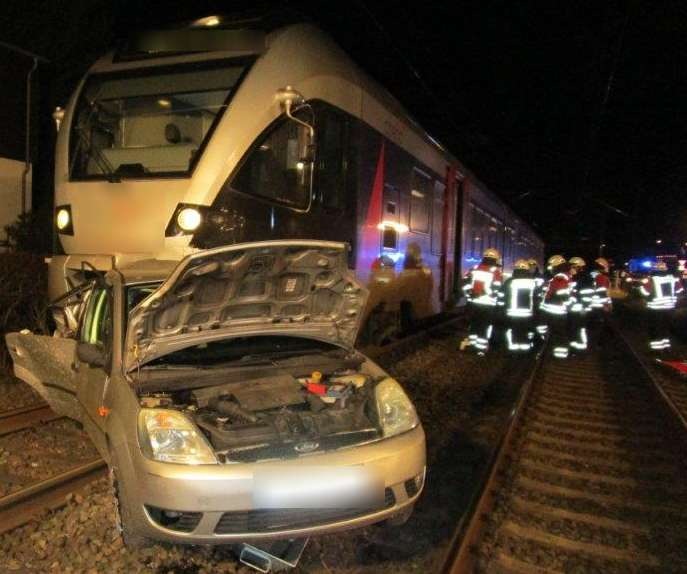 BPOL NRW: Auto kollidiert mit Regionalbahn am Bahnübergang Plettenberg Ohle - Bundespolizei ermittelt