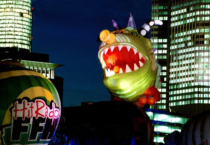 Monster-Ballon über Frankfurt´s City / Beeindruckende Teilnehmer beim "Ballon Night-Glow" des Wolkenkratzer-Festival