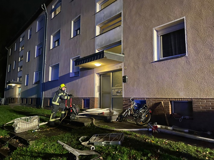 FW Bergheim: Feuerwehr löscht Kellerbrand in Mehrfamilienhaus in Bergheim Laut erster Meldung noch Personen im Gebäude - Niemand verletzt