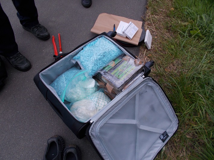 HZA-HB: Zoll stellt 12 kg Kokain und weitere Drogen sicher Drogen statt IT-Gerät im Koffer