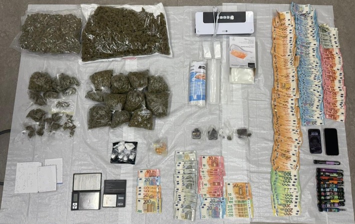 POL-K: 251110-6-K Schwerpunktgruppe entdeckt illegalen Handel mit Kokain und Cannabis - auch Präsenzteam in der Innenstadt erfolgreich