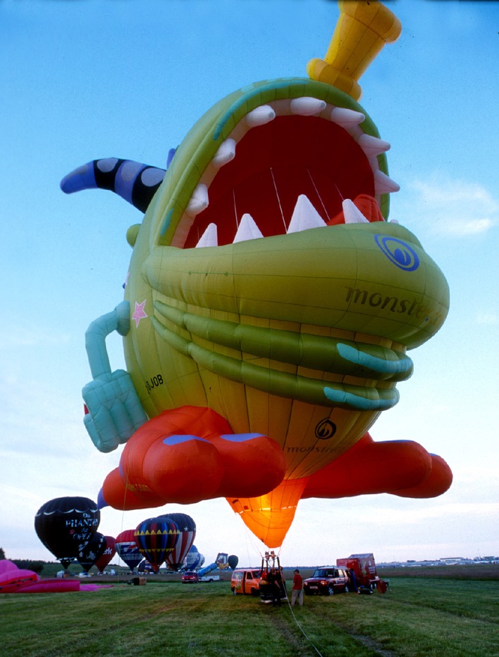 Monster-Ballon bei neun Jahrzehnten Luftfahrtgeschichte dabei: Grünes
Monster macht Station am Hamburger Airport
