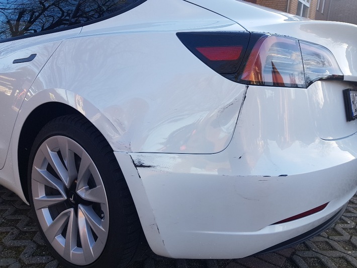 POL-HL: Ostholstein - Bad Schwartau / Unfallflucht: Tesla auf Parkplatz schwer beschädigt