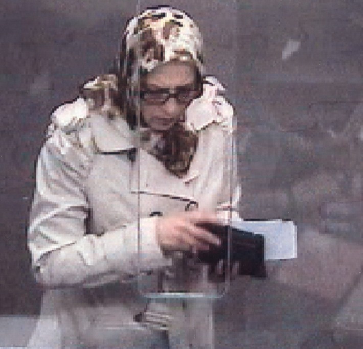 POL-D: Wer kennt diese Frau? Polizei sucht mit Fotos nach Betrügerin