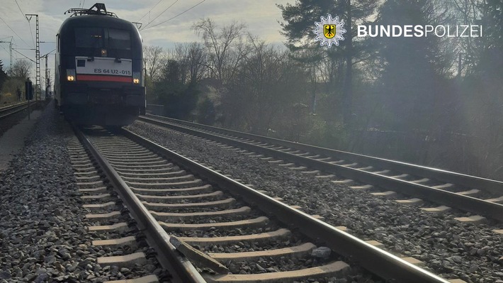 Bundespolizeidirektion München: Unbekannte legen Steinplatte auf Gleise / Bundespolizei bittet um Hinweise