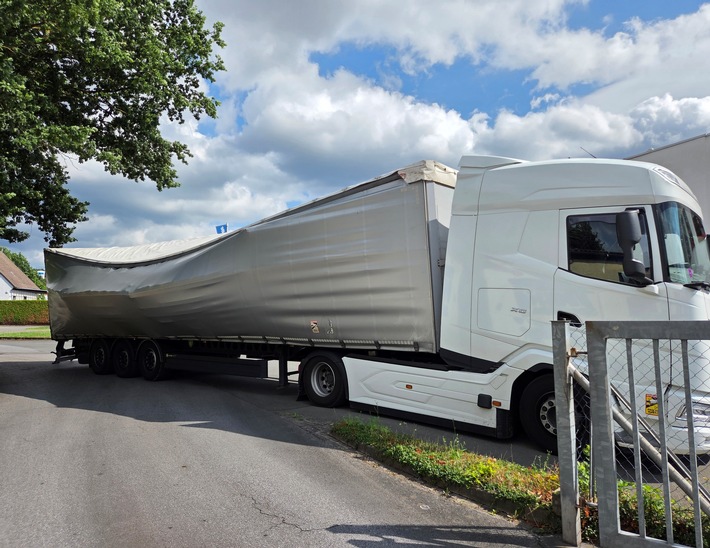 POL-HM: Ladung verrutscht - Sattelzug droht umzukippen